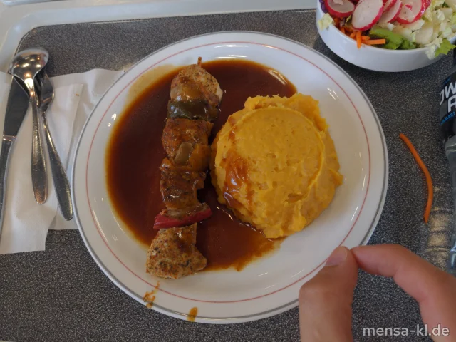 Hähnchenspieß (G) mit Süßkartoffelstampf (5,La,Sw) und Bratenjus, dazu einen Beilagensalat nach Wahl