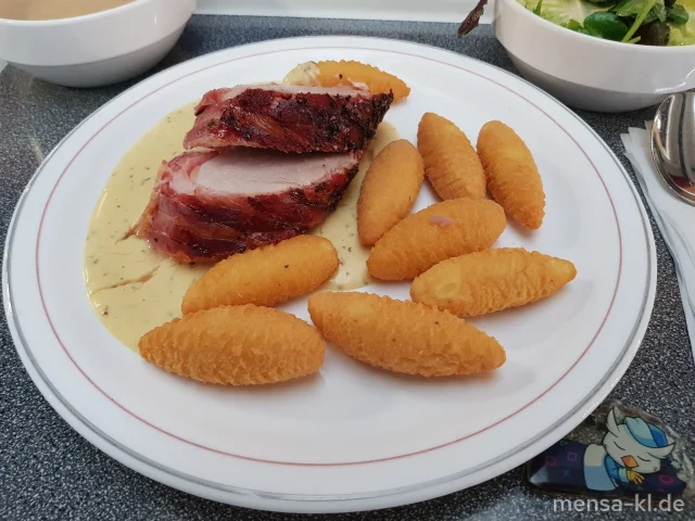 Schweinefilet im Speckmantel (2,3,S) an Sauce Béarnaise (1,Ei,La,Sf), dazu Zapfenkroketten (Ei,La) und Blattsalat mit Wildkräutern