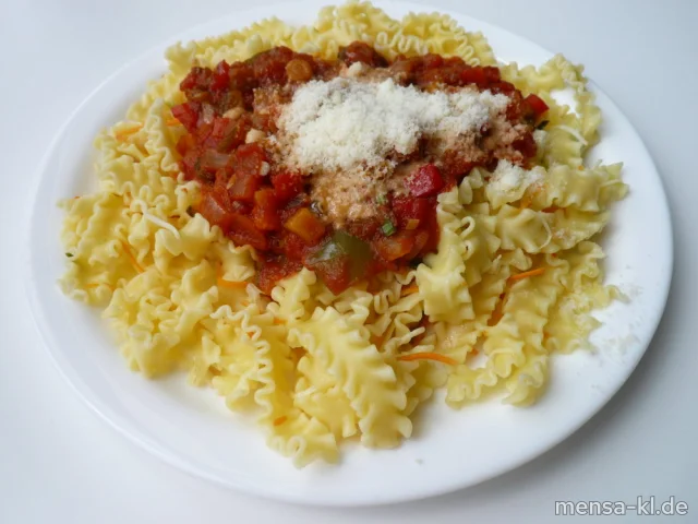 Gemüsenudeln (1,Gl,Ei,Sl,V) mit Pepperonatasoße (9,V), Grana Padano (2,Ei,La,V) und Salat (V)