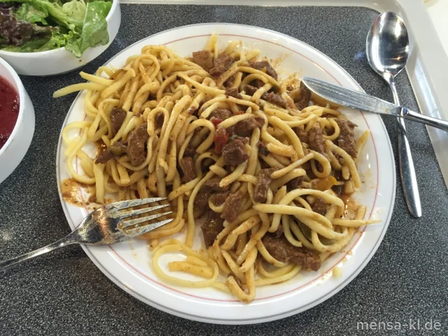 Rindergeschn. 'Stroganoff',Spätzle,Salat,Zwiebeln,Gewürzgu (9,Gl,La,Sf,R) Spätzle (1,Gl,Ei,La) und Salat