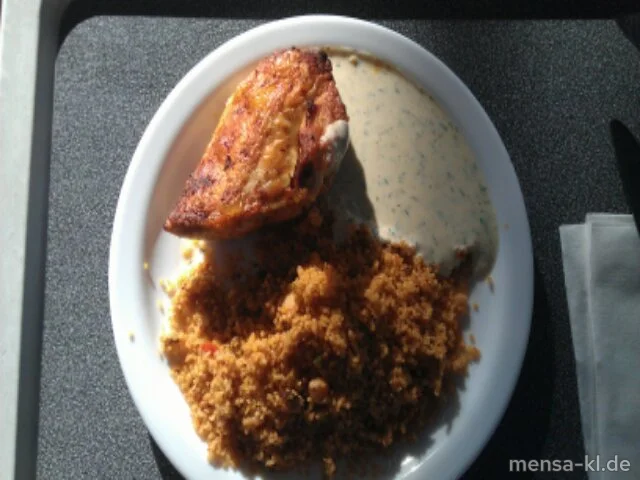 Kikok-Maishähnchenbrustfilet (G) mit Kräuter-Ayransoße, dazu Gemüse-Bulgur