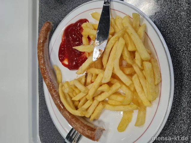 Rostbratwurst (8,S,K) mit Pommes frites, dazu einen Beilagensalat nach Wahl