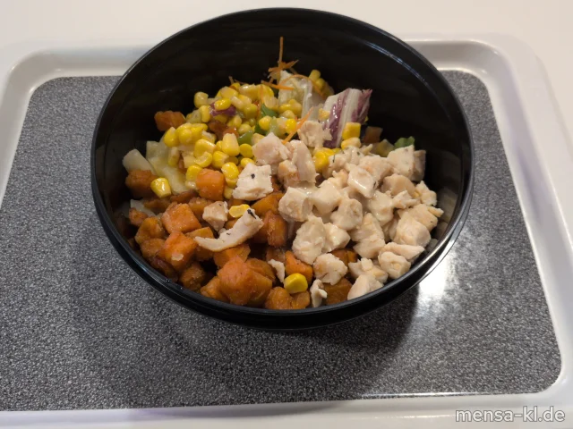 Sunshine Flow - Hähnchenbrust auf Süßkartoffel, Rohkostsalat, Ananas, Blattsalat und American-Dip (1,Ei,La,Sf,G)