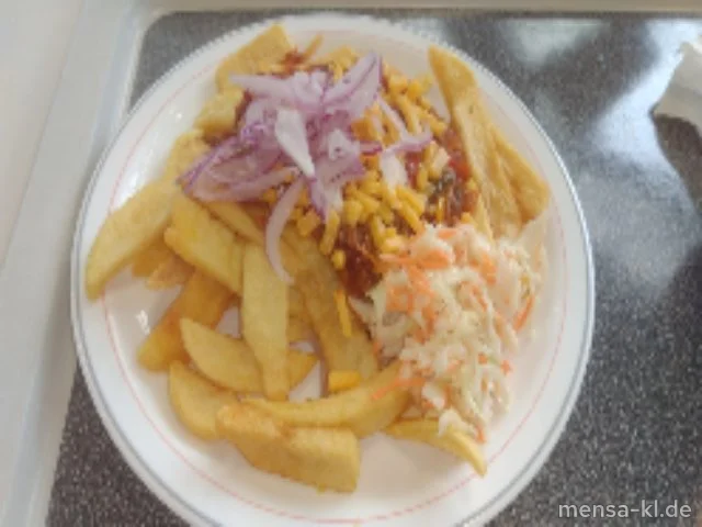 "Chili Cheese Fritten": Große Portion Steakhouse-Fries mit hausgemachtem Chili con Carne (Gl,La,Sl,So,R), geriebenem Cheddar (1,La), roten Zwiebeln und "Coleslaw" (1,5,Ei,La,Sw,So), dazu Salat