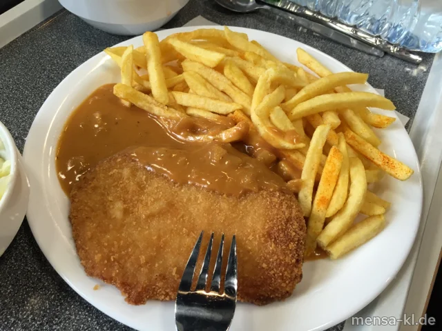 Paniertes Schweineschnitzel (S) mit Zwiebel-Sahnesoße (A), Pommes frites und Salat