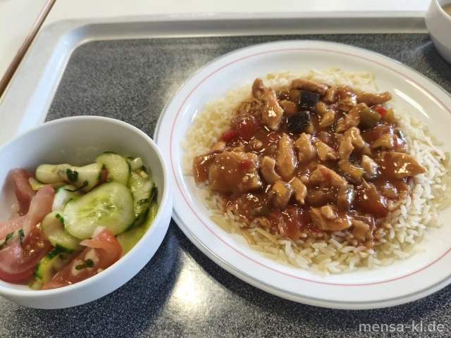 Hähnchen Tajine mit Kichererbsen, Aubergine und Tomaten (Sl,G), dazu Reis mit Mandeln (Nu) und Tomaten-Gurken-Salat mit Minze (1,3,5,Sw)