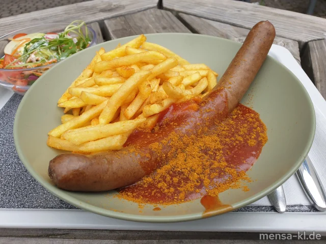 BIO Bratwurst (Ei,Sf,R,S) mit Currysoße (Sl,Sf) und Pommes frites, dazu Salat (1,5,Gl,Nu,Sw,Sf)