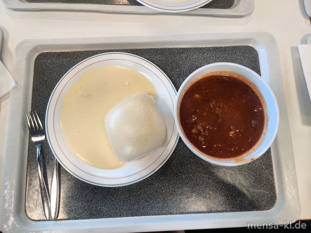 Ungarische Gulaschsuppe (5,9,Gl,Sw,A,R), dazu eine große Dampfnudel (Gl,Ei,La) mit Vanillesoße (La)