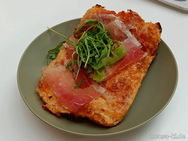 Hausgemachte Focaccine alla Pizza Margherita (Gl,La) belegt mit italienischem Landschinken und Rucola (S), dazu Blattsalat mit Joghurtdressing (1,5,La,Sw,Sf)