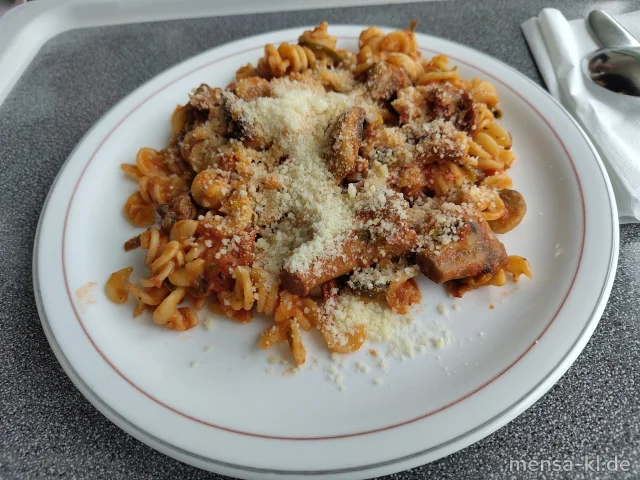Fusilli Cantarelli mit Pfifferlingen, Champignons, Kirschtomaten, Lauch und Frühlingszwiebeln (Sl), geriebenem Hartkäse (1,La) und Salat