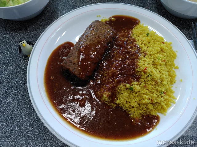 PLant Hackrolle Tomate (Gl) mit Zwiebel-Granatapfelsoße (1), Couscous (Gl,Sl) und Salat