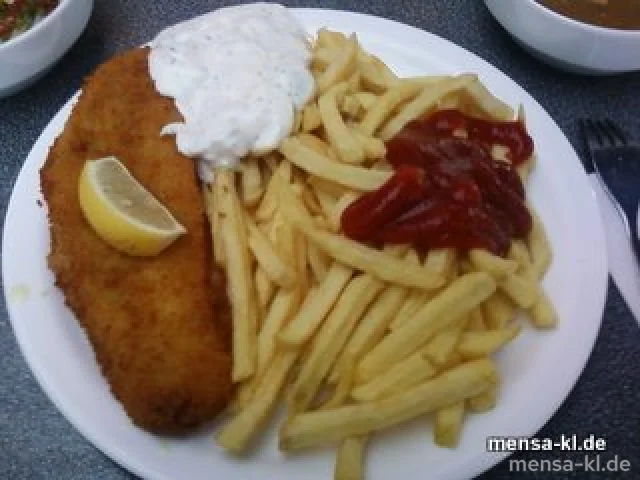 Gebackenes Seelachsfilet mit Joghurtremoulade (1), Pommes-Chips und Salat