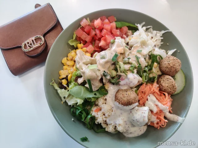 Bowl mit Blattsalat, Paprika, Tomaten, Krautsalat (1,5,Gl,Nu,Sw,Sl,Sf), Karottensalat (Gl,Nu,Sf), Gurkensalat (1,5,Sw,Sf), Tortellinisalat (1,5,Gl,Sw,Sf) und Falafel-Bällchen mit Senf-Dipp (1,Gl,Nu,Sl,Sf), dazu ein Cocktail-Dressing (Gl,Nu,Sl,Sf)