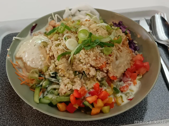 Bowl mit Tomaten, Gurken, Paprika, Kichererbsen (1,5,Sw,Sf), Quinoa-Auflauf und Humus (Se), dazu Joghurt-Dressing (1,5,Sw,Sf)