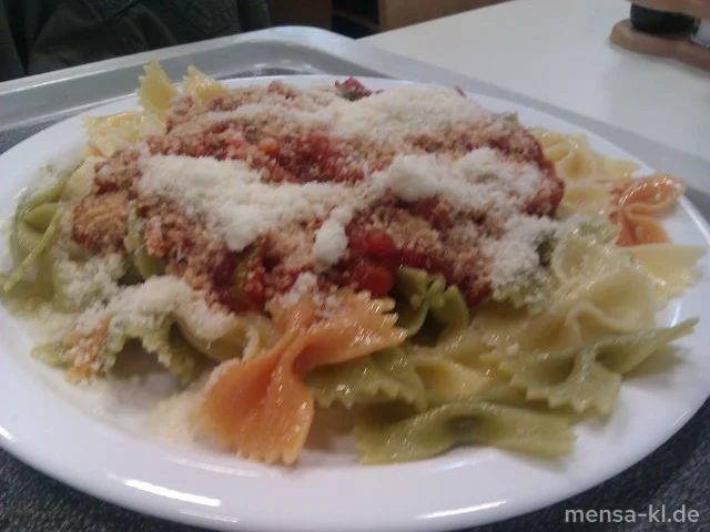 Farfalle tricolore mit Gemüse-Bolognese, Grana Padano (2) und Salat