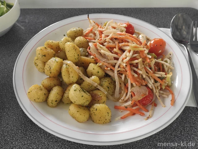 Gestifteltes Ofengemüse mit glasierten Tomaten auf Kräuter-Gnocchi (3,Gl,Sl), dazu Salat