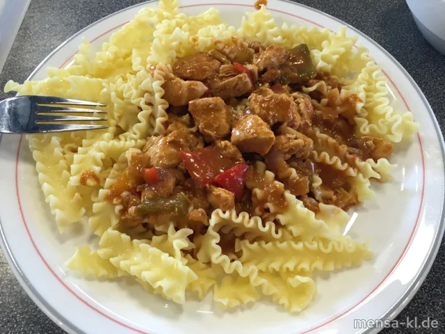 Putenrahmgulasch (Gl,La,G) mit Eiernudeln (1,Gl,Ei) und Salat