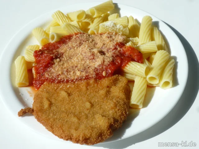 Paniertes Schweineschnitzel (Gl,S) mit Tomatensoße, Rigatoni (1,Gl), Grana Padano (2,Ei,La) und Salat