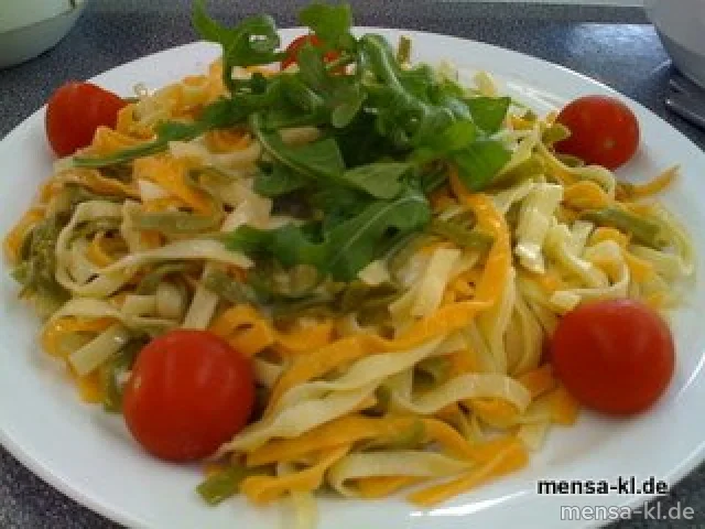 Bunte Tagliatelle mit Käse-Sahnesoße (V), Rucolastreifen und Kirschtomaten, dazu Salat