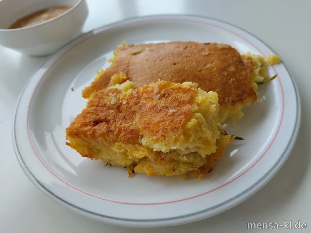 &quot;Dibbelabbes&quot;: Saarländischer Kartoffelauflauf mit Lauch (5,Gl,Ei,Sw), dazu hausgemachtes Appelmus (3) und Salat