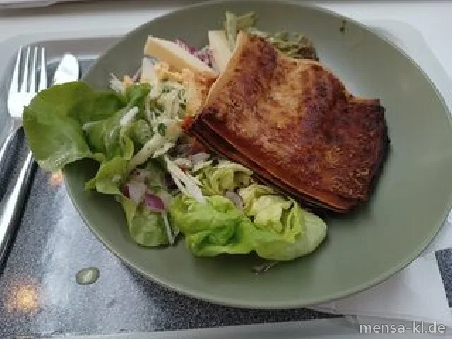Lasagne "Bolognese" mit Rinderhackfleisch, dazu ein kleiner italienischer Salat