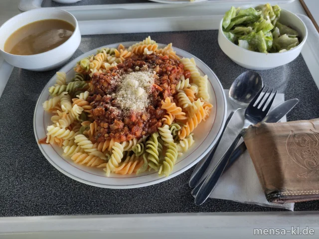 Fusilli (1,Gl) mit Linsenbolognese (1,5,Sw), Hartkäse (La) und Salat
