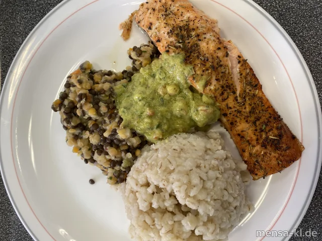 Frisches Lachsfilet (Fi) mit Avocado-Chimichurri-Dip (1,Sf), Gourmet Gerste (Gl) und Linsensalat (1,5,Sw,Sl)