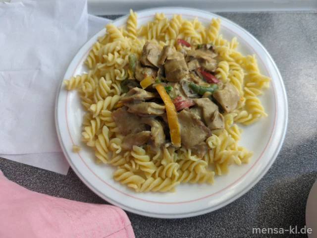 Cremiges Cajun planted.Chicken mit Kokoscreme, Paprika und Champignons (Gl), High Protein Pasta (Gl) und Salat