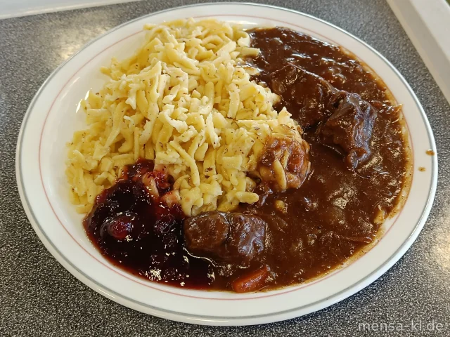 Wildgulasch (1,Gl,Sl,Sf,W) mit Haselnussspätzle (Gl,Nu,Ei,La) und Preiselbeer-Kompott, dazu ein Beilagensalat nach Wahl