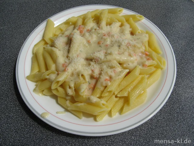 Große Portion Sahnenudeln (V) und Salat (V)