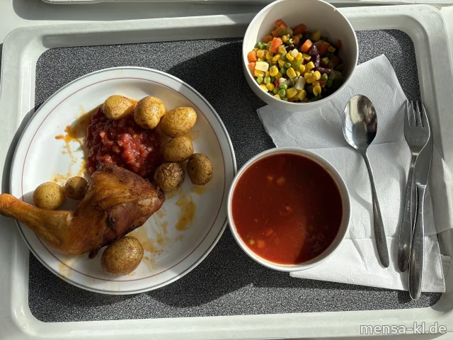 Gebratene Hähnchenkeule (Sf,G) mit Mexikana-Salsa (4), gewürzte Drillinge und Pfannengemüse