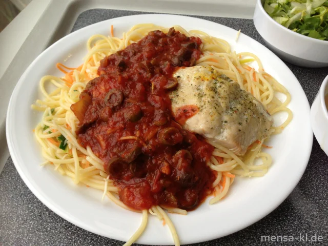 Lachsfilet (F) auf Gemüse-Spaghetti mit Oliven-Tomatensugo und Salat