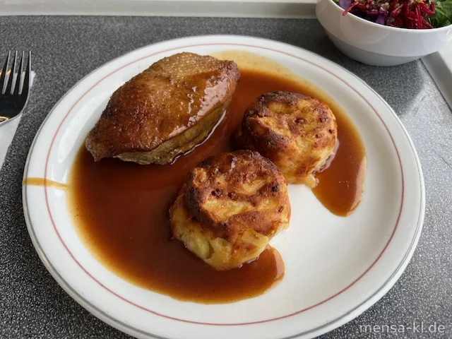 Gebratenen Barberie Entenbrust (G) an Orangen-Lebkuchensoße (3,Sf,G), Kartoffelgratin (La) und ein Beilagensalat nach Wahl