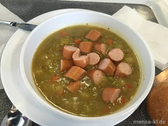 Erbsensuppe (Sl), mit einem Wiener Würstchen (2,4,8,Sf,S) und ein Bio-Weizenbrötchen (Gl,So)