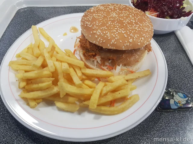 Pulled Turkey (Sl,G) mit Coleslaw (1,5,9,Gl,Ei,Sw,Sf) im Burgerbrötchen (Gl,Se), dazu Pommes frites, Sweet-Onion-Dip (5,Sw,Sl) und ein Beilagensalat nach Wahl