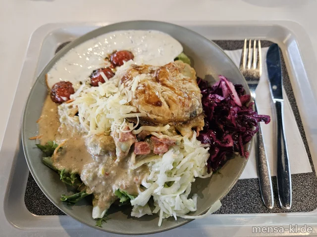 Bowl mit Karotten, Weisskraut, Rotkohl, Tomaten, Paprika (5,Sw), Tortellini-Salat (1,5,Gl,Sw,Sl,Sf), Champignon-Blätterteigtasche (Gl,Ei,La,Sl) mit Wildkräuter-Dip (1,9,Gl,Ei,La,Sf), dazu Balsamico-Dressing (1,5,Sw)