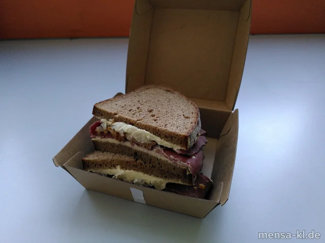 Pastrami-Walnuss Stulle mit Frischkäse (3,8,Gl,Nu,La,Sf,R)