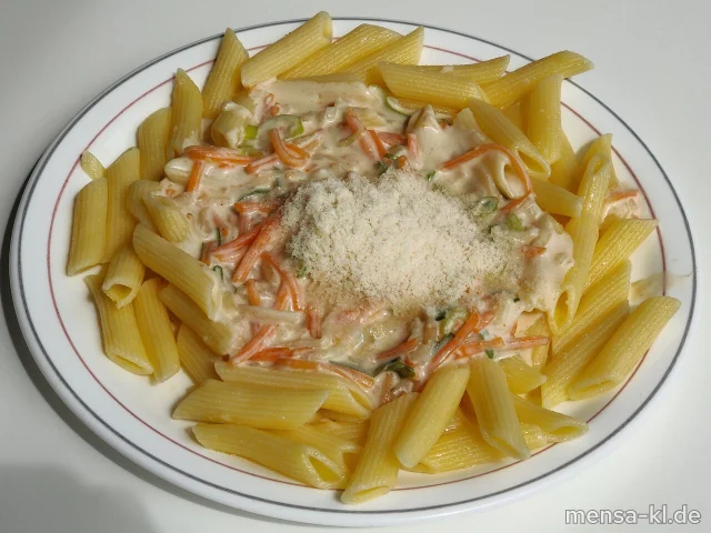 Große Portion Nudeln mit Gemüse-Sahnesoße (Gl,La,Sl,V), Grana Padano (2,Ei,La,V) und Salat (V)
