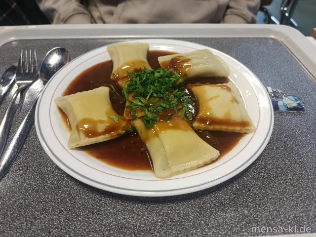 Gemüsemaultaschen (1,Gl,Ei,La,Sl) in Schmorzwiebelsoße mit frischer Petersilie (1,Gl,Sf)