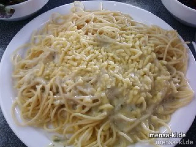 Große Portion Spaghetti mit Sahnesoße, geriebenem Käse (1/2) und Salat
