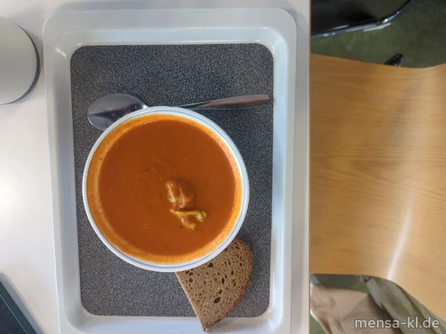 Tomatencremesuppe (Gl,Sl), dazu eine Scheibe Bauernbrot (Gl)