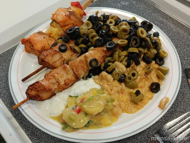 Hähnchenbrust-Spieß Mango-Mole (5,La,Sw,G), Zitrus-Limetten-Lachs-Spieß (5,Fi,Sw,Wt), Tofu-Miso-Mare-Spieß (Gl,So), Halloumi-Ananas-Spieß (La), Pfannengemüse, verschiedene Dips, Salate, Vollkornreis und Gourmet Gerste