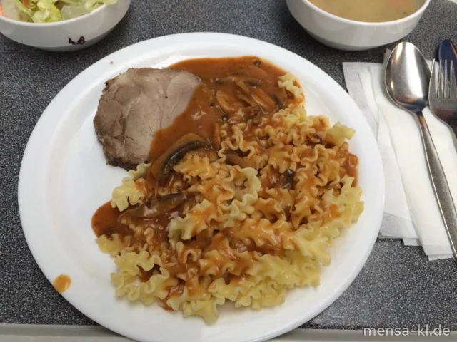 Brasilianischer Rahmbraten (2,5,9,Gl,La,Sw,S) mit Eiernudeln (1,Gl,Ei) und Salat