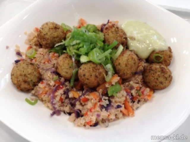 Salatglück: Thai-Quinoa-Salat (En,Gl,Nu,Se,So,V) mit Back-Käse (Gl,La,V) und Zitronengras-Minz-Dip (So,V)