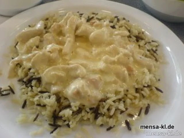 Putengeschnetzeltes in einer Frischkäse-Kräutersoße mit Reis und Wildreis, dazu Salat
