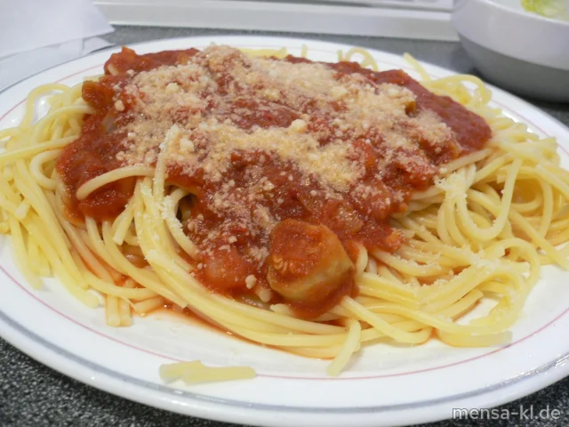 Spaghetti "Arrabiata" (V) mit Peperoni und Zwiebeln in einer pikanten Tomatensoße, Grana Padano (2,V) und Salat (V)