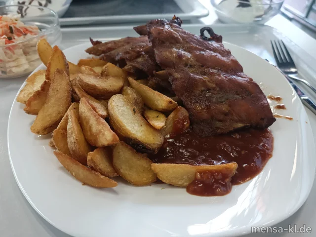 Spareribs (Sl,Sf,S) mit Pommes-Wedges, Coleslaw (5,Sw) und BBQ Sauce (Sl)