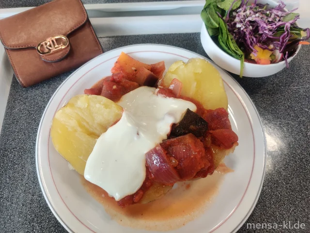 Ofenkartoffel mit Ratatouille und Limetten-Dip (Gl,Nu,Sf), dazu einen Beilagensalat nach Wahl