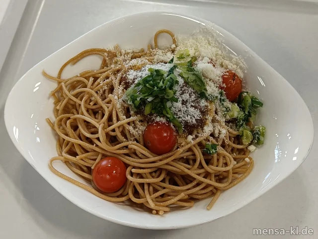 Vollkornspaghetti mit Cherrytomaten (Gl) und Grana Padano (La), dazu rotes Pesto (Nu,La)