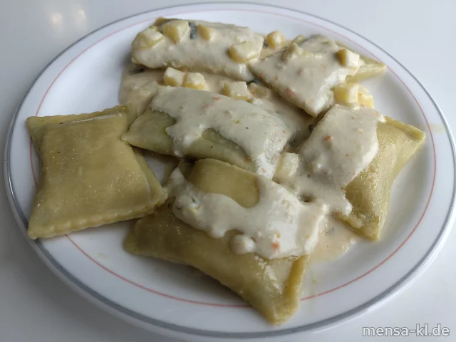 Gemüsemaultaschen (1,Gl,Ei,La,Sl) mit Kartoffel-Käse-Soße (Gl,La,Sl) und Salat